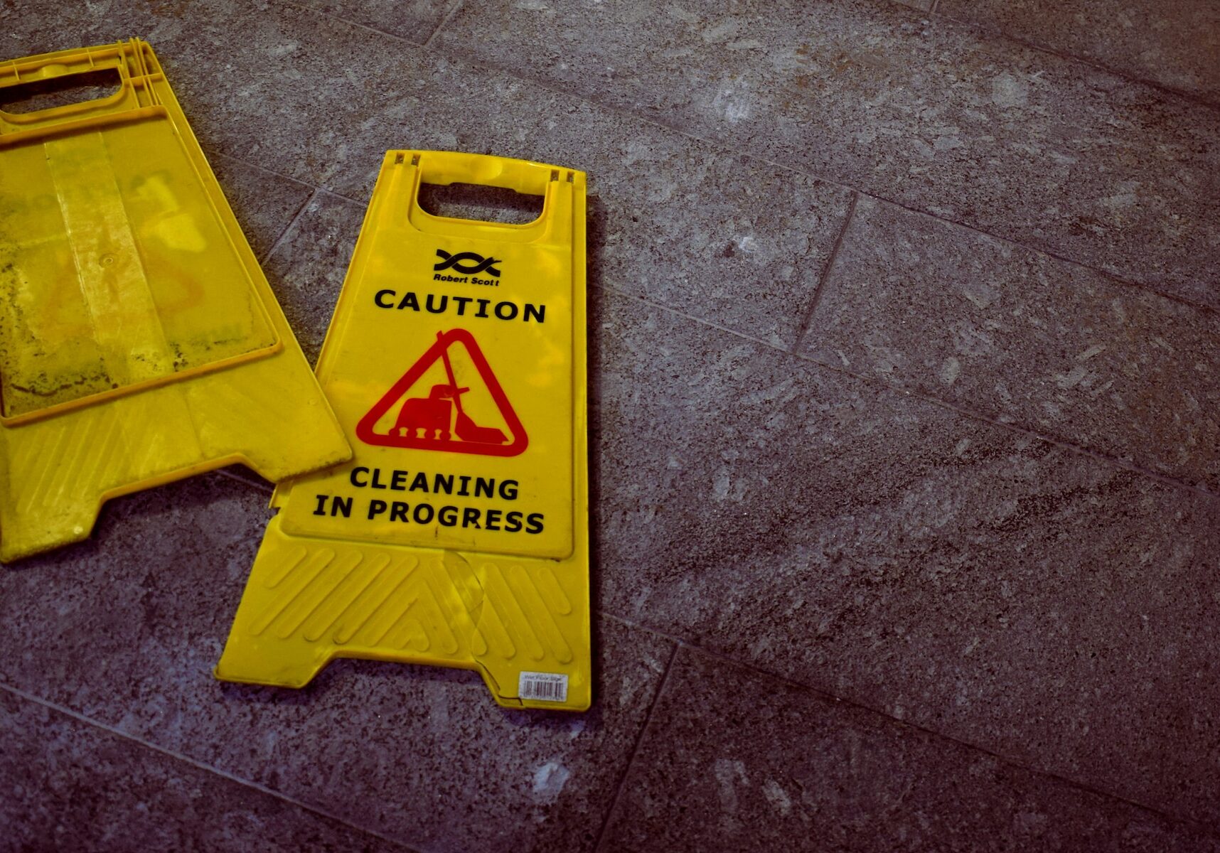 oliver-hale-oTvU7Zmteic-unsplash